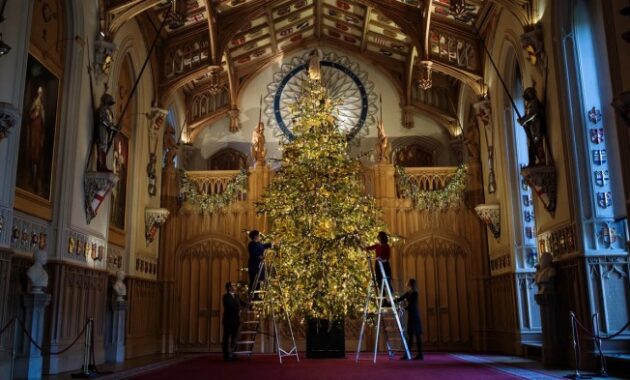 When do the british start decorating for christmas