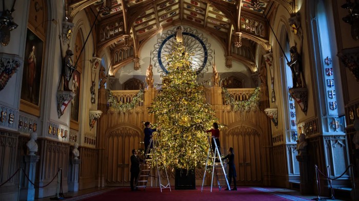 When do the british start decorating for christmas