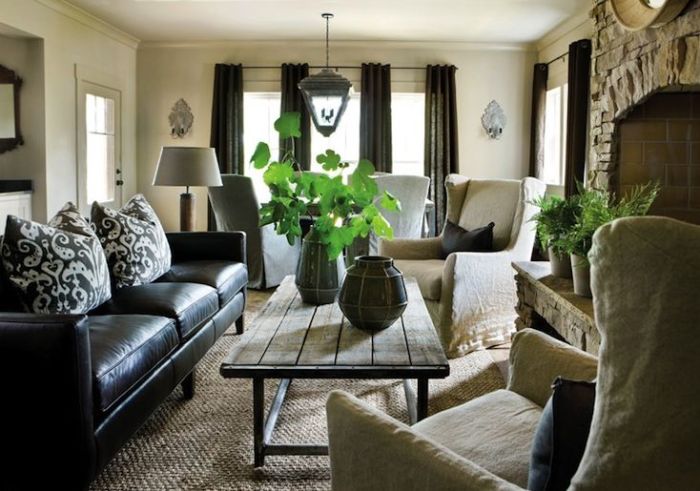 How to decorate living room with leather couch